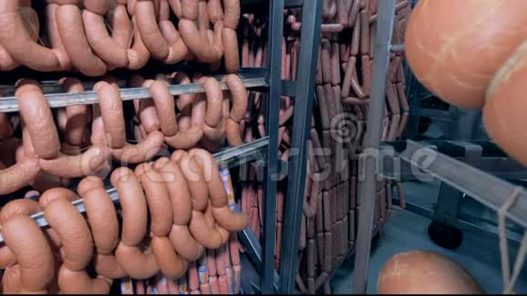 饼干火腿和香肠挂在会议加工厂的金属货架上视频的预览图