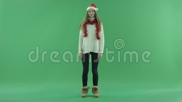 圣诞帽上的年轻美女在背景上送空气吻视频的预览图