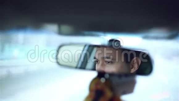 慢动作在城市里开车的时候对着镜子微笑的人视频的预览图