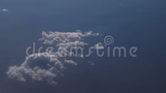 飞过云层透过云层看风景视频的预览图