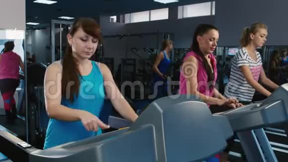 一群有魅力的女人在跑步机上训练视频的预览图