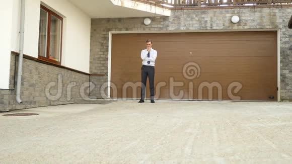 幸福的商人正站在他家门口4k视频的预览图