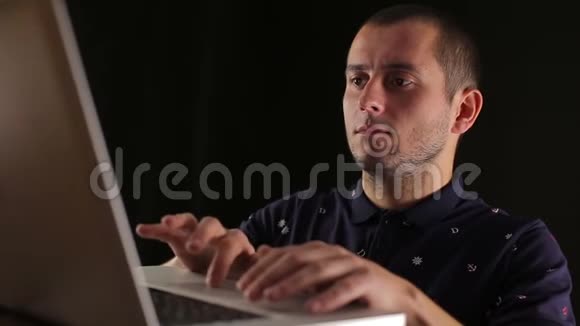 男性使用笔记本电脑黑色背景视频的预览图