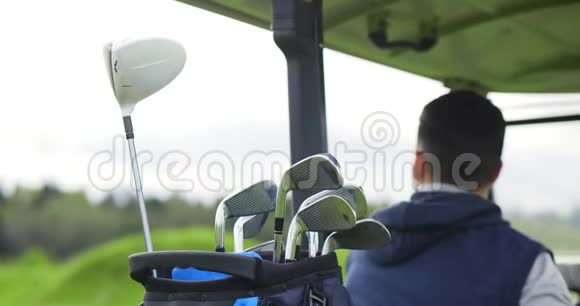 高尔夫球手检查高尔夫球场的后视图视频的预览图