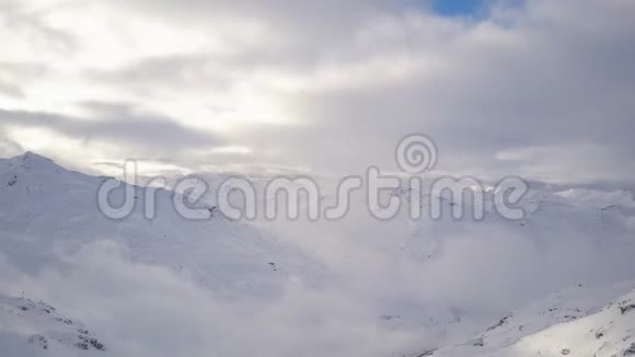 环绕现代小型滑雪场的群山令人惊叹的冬季景观视频的预览图