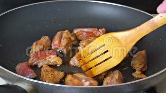 肉片和香料被炒在一个平底锅中近距离观看视频的预览图