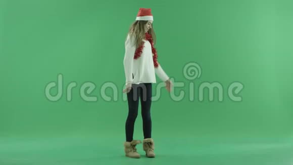 可爱的戴着圣诞帽的年轻女士邀请大家来背景上的彩色钥匙视频的预览图