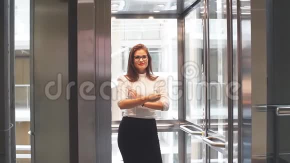 一位商务女士站在电梯里的肖像视频的预览图