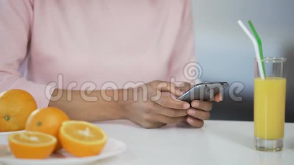 女士向下滚动手机屏幕使用健康监测应用程序视频的预览图