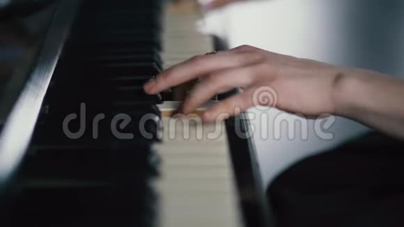 慢动作弹钢琴的女孩的手指视频的预览图