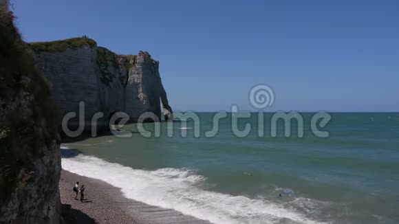 埃特雷特海岸线的石灰石墙法国诺曼底视频的预览图