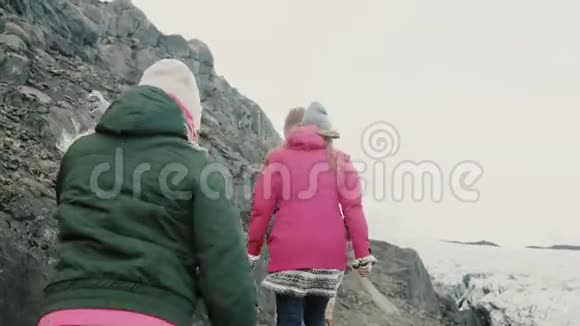 旅行的男男女女走过这座山一起在冰岛的Vatnajokull冰湖附近徒步旅行视频的预览图