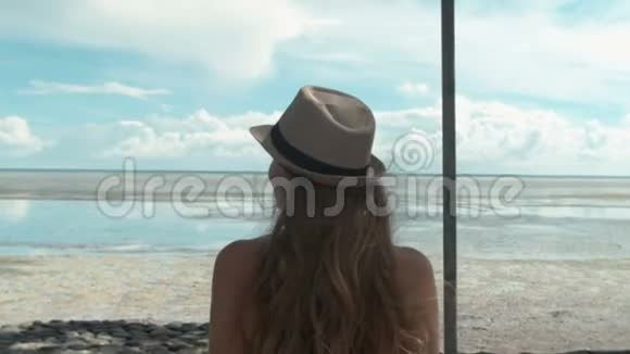 站在海边的少女的后景视频的预览图