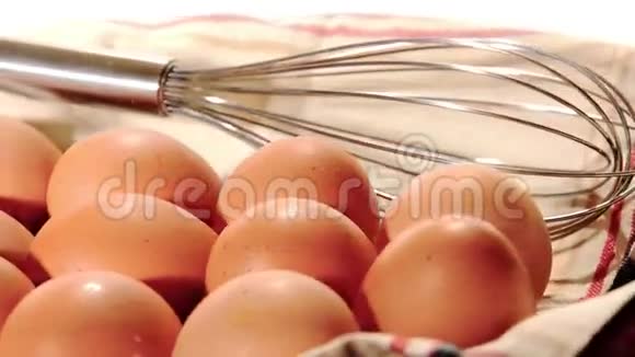 鸡蛋和打蛋器视频的预览图