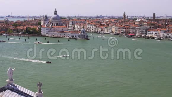在阳光明媚的一天可以俯瞰旧城区和威尼斯大运河视频的预览图