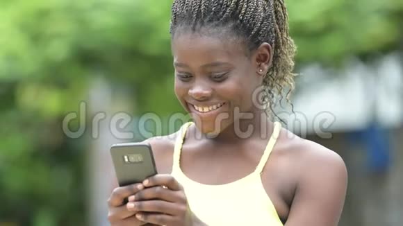 年轻快乐的非洲女人在户外打电话视频的预览图
