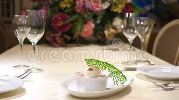餐厅内部圣瓦伦丁节甜点与冰淇淋和新鲜水果女人用勺子吃饭中弹视频的预览图