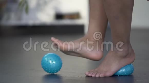妇女滚动按摩球来回与脚脚止痛药视频的预览图