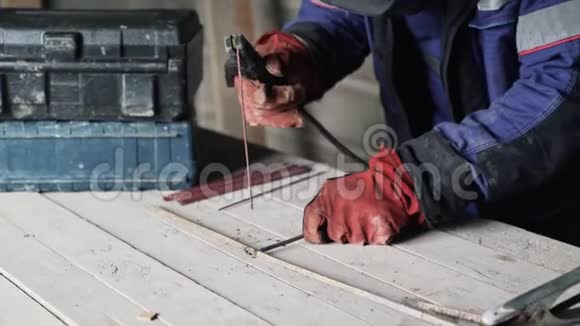 焊接机是焊接钢和铁视频的预览图