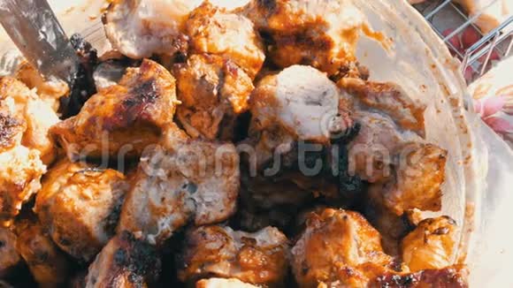 巨大的一盘烤肉一个大盘子里的一小块肉串户外烧烤活动视频的预览图