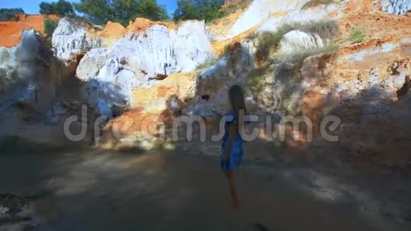 女孩让Self站在小溪和峡谷之间视频的预览图