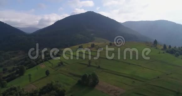 鸟瞰飞越喀尔巴阡山脉的一片美丽的田野靠近哈市视频的预览图