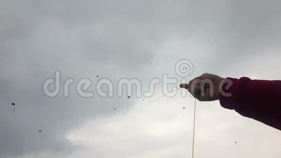 在传统的希腊清洁的星期一人们在空中放风筝视频的预览图