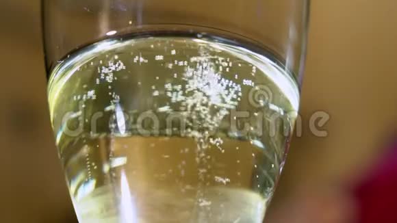 在玻璃中闪闪发光的葡萄酒会发出慢动作视频的预览图
