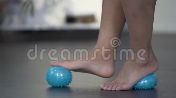 女性在按摩球上滚动脚伸展脚底疼痛释放视频的预览图
