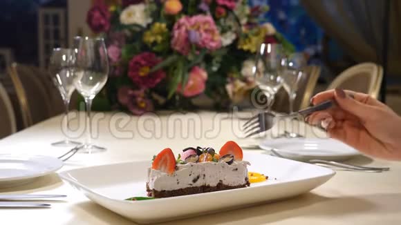 餐厅内部圣瓦伦丁节用草莓和其他浆果做成奶油蛋糕女性视频的预览图