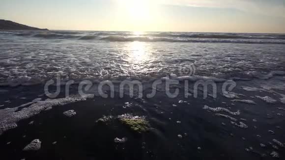 海波溅落背景石上海浪飞溅的石头从海上突出靠近大海的海浪视频的预览图