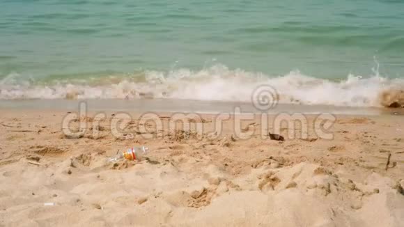 帕塔亚海滩附近的沙子上的垃圾视频的预览图