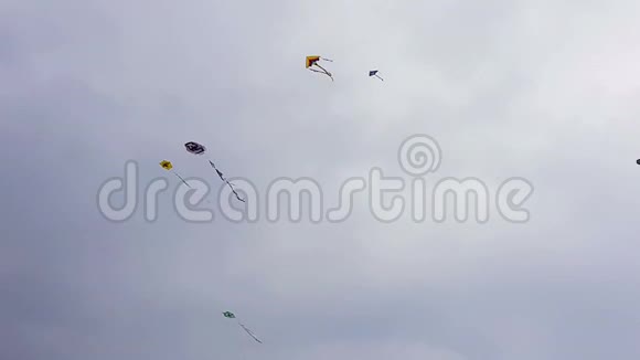 在希腊的传统清洁星期一把风筝放在空中视频的预览图