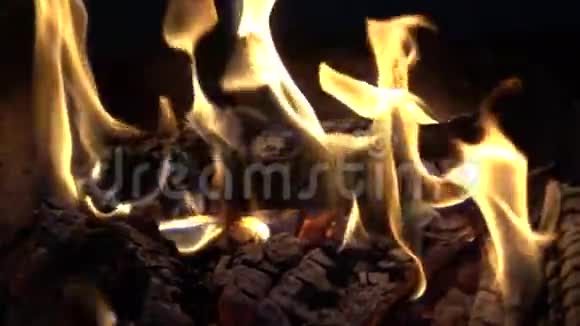 火和柴火慢动作视频的预览图