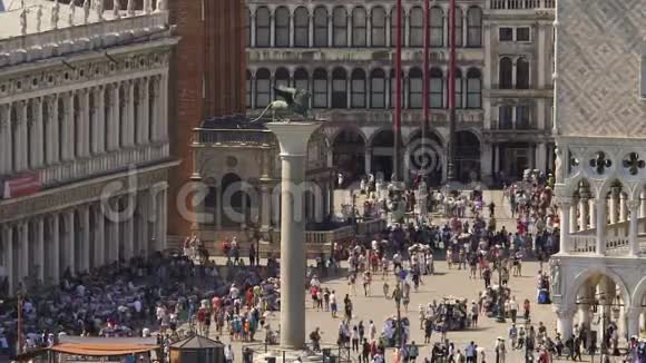 威尼斯历史中心拥挤广场的高柱上狮子雕像视频的预览图