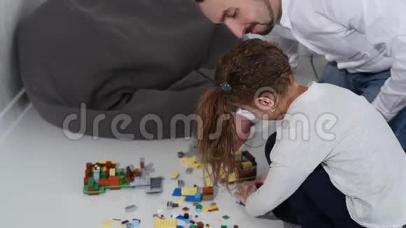 父亲和女儿一起玩建筑工人视频的预览图