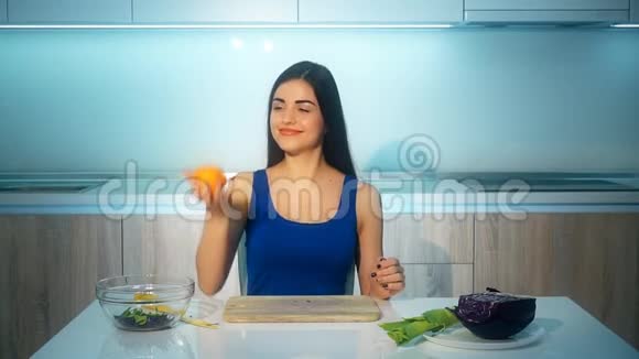 准备好准备健康果汁或切橙的女人健康食品和饮食观念视频的预览图