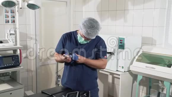 医疗用品在诊所的医生手中手术间诊断设备外科医生视频的预览图