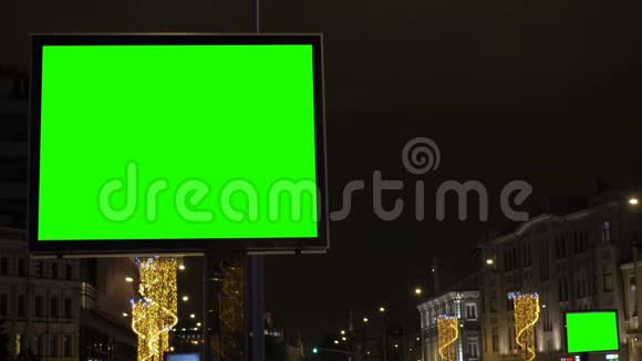 两块广告牌大的和小的有一个绿色的屏幕在装饰华丽的街道上视频的预览图