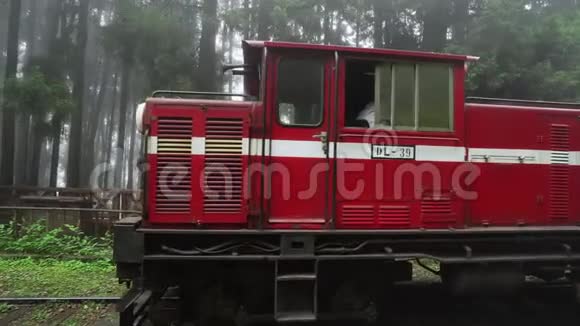 雾天阿里山国家风景区铁路历史列车视频的预览图