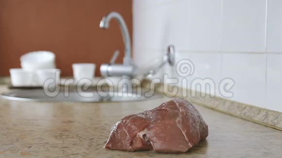 两块牛肉掉在厨房的桌子上视频的预览图