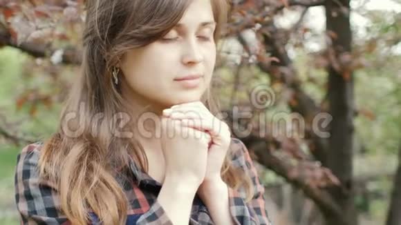 美丽的年轻女子怀着祈祷的心情转向上帝女孩双臂交叉在胸前感激地看着上帝视频的预览图