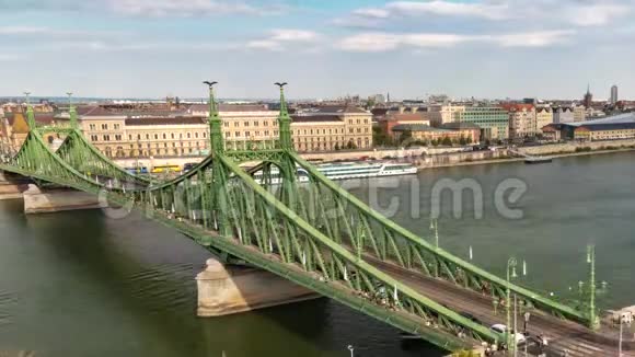 布达佩斯自由桥交通视频的预览图