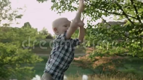 快乐的小男孩在夏天公园吃肥皂泡慢动作全高清视频的预览图
