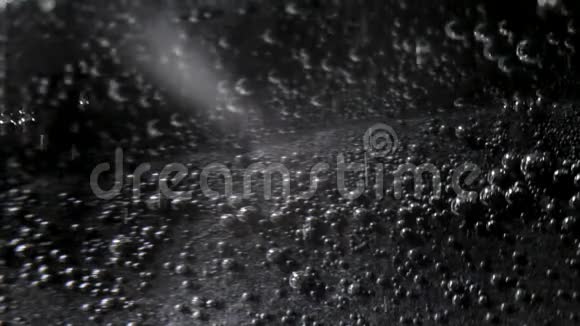 黑色背景上的小气泡视频的预览图