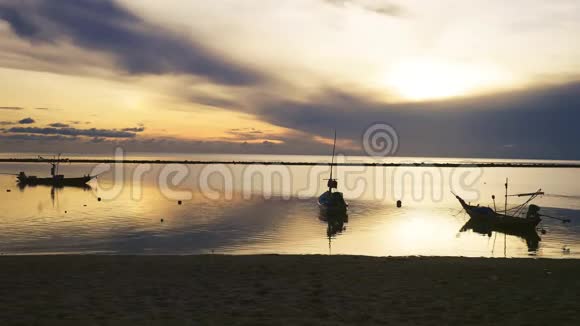 美丽的日出在热带岛屿海滩与船3840x21604k视频的预览图