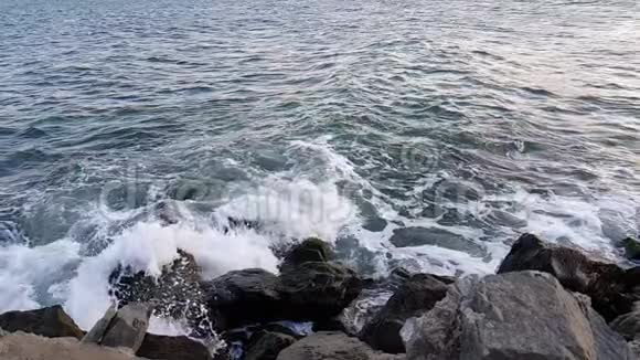 海浪冲破岩石视频的预览图