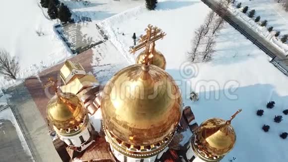 空中观景飞越大教堂附近的黄金圆顶教堂在冬天视频的预览图