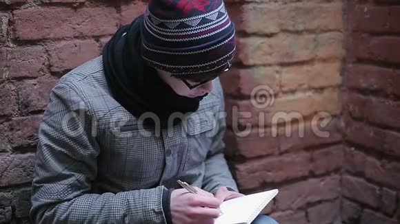 孤独的少年在日记中写下悲伤的回忆情感和感情视频的预览图
