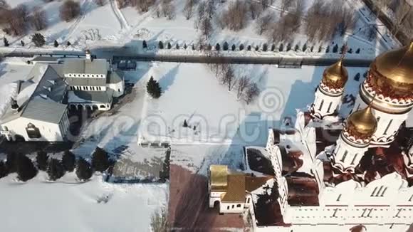空中测量飞越大教堂附近的黄金圆顶教堂在冬天视频的预览图